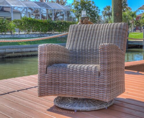 Manhattan Swivel Glider in Rain and Drain